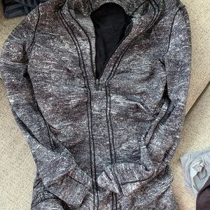 Lululemon pullover - has stretch